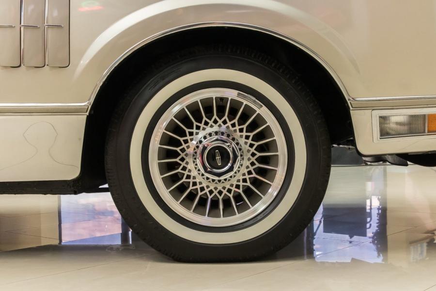 Колеса Lincoln Continental Mark VI Sedan 1980 года  (фото 43 из 111)